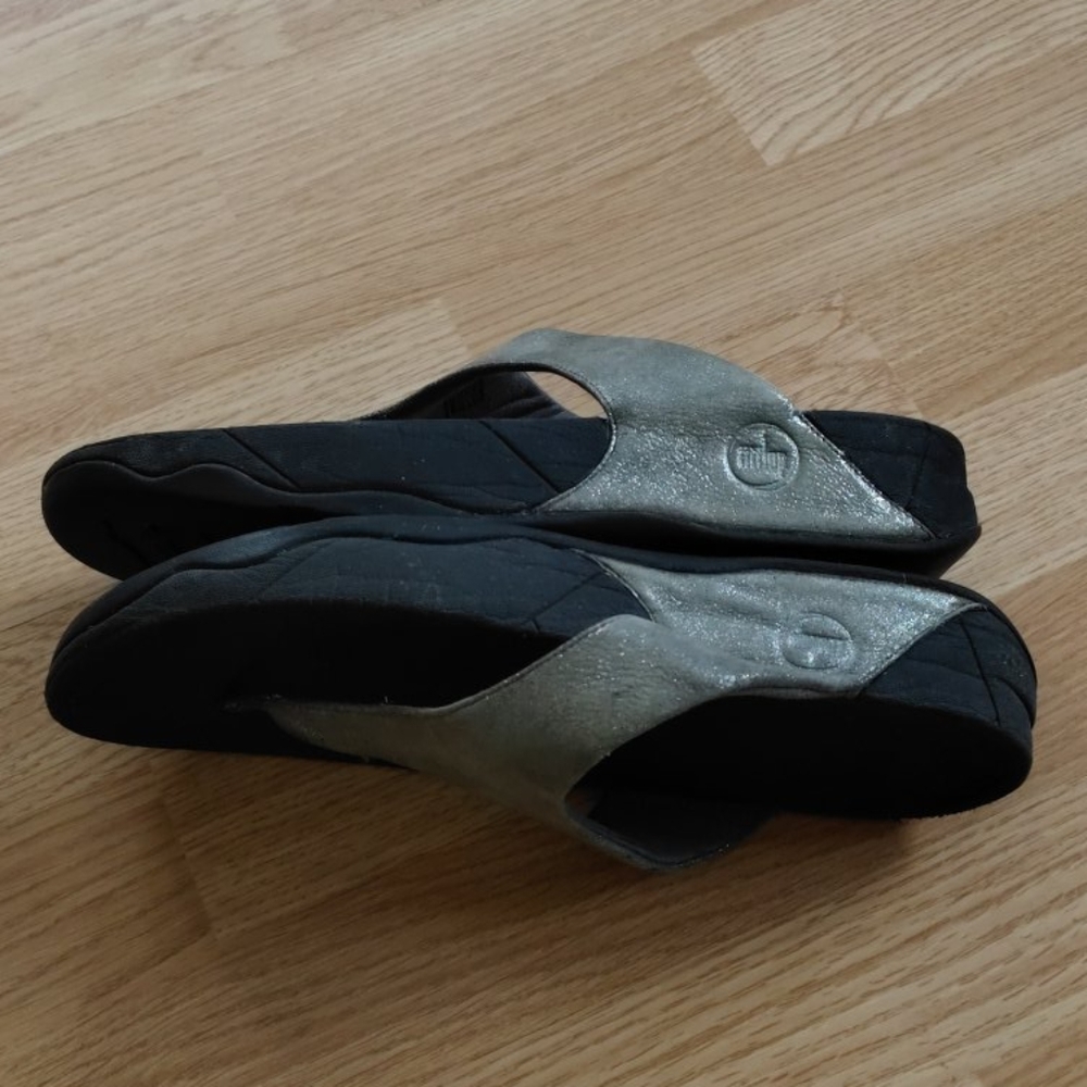 FitFlop Lulu Size 10 Pewter Shimmersuede Flip Flop Sandals Comfort - Picture 3 of 6